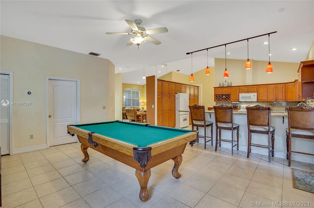 Recently Sold: $705,000 (5 beds, 3 baths, 3584 Square Feet)