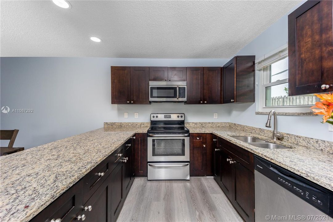 Recently Sold: $275,000 (2 beds, 2 baths, 1470 Square Feet)