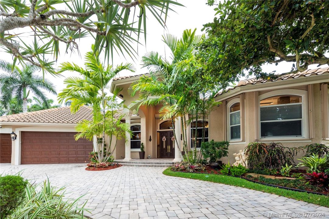 Circular driveway with stunning curb appeal