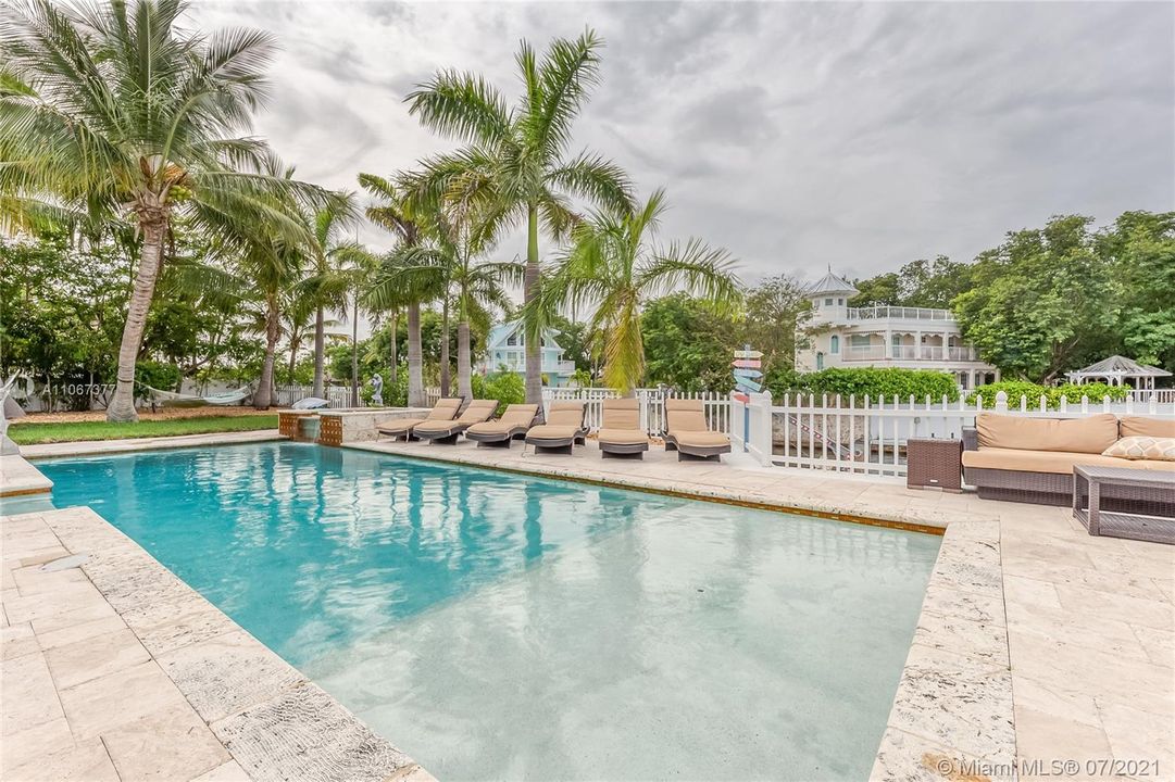 Recently Sold: $2,999,000 (5 beds, 3 baths, 2498 Square Feet)