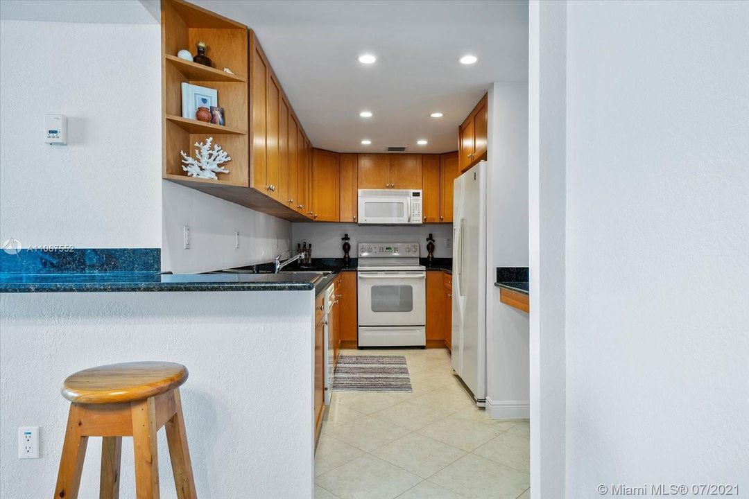 Recently Sold: $335,000 (1 beds, 1 baths, 990 Square Feet)