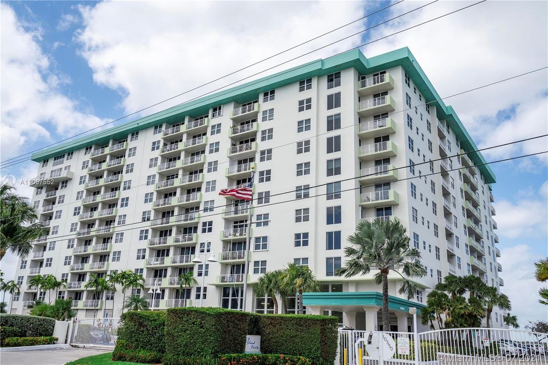 Recently Sold: $335,000 (1 beds, 1 baths, 990 Square Feet)
