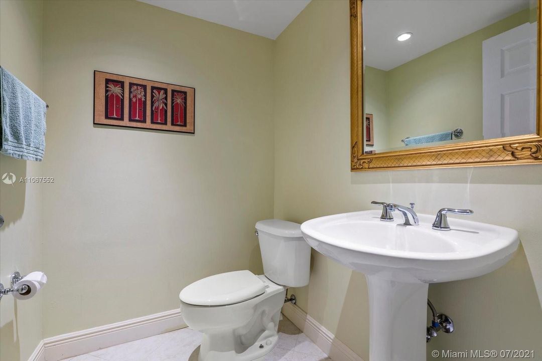 最近售出: $335,000 (1 贝兹, 1 浴室, 990 平方英尺)