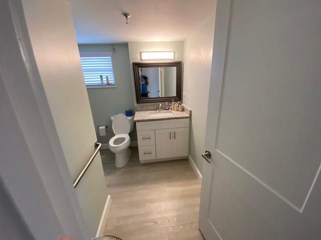 701 Master bathroom