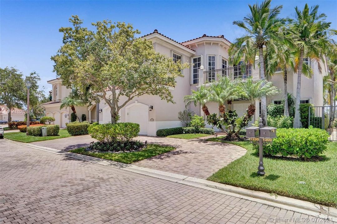 Recently Sold: $1,695,000 (5 beds, 4 baths, 4315 Square Feet)