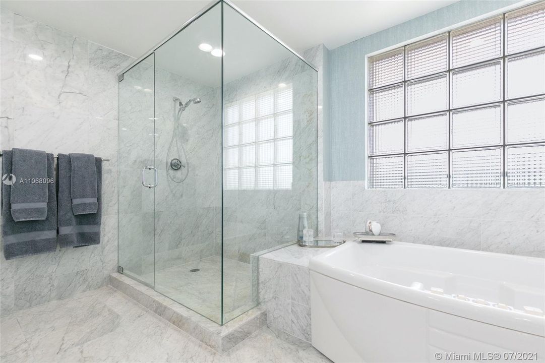 最近售出: $1,800,000 (2 贝兹, 2 浴室, 1450 平方英尺)