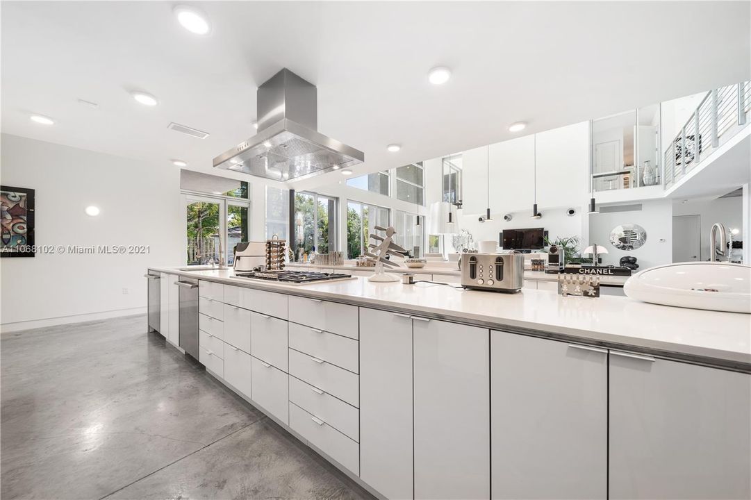Recently Sold: $4,995,000 (6 beds, 6 baths, 6288 Square Feet)