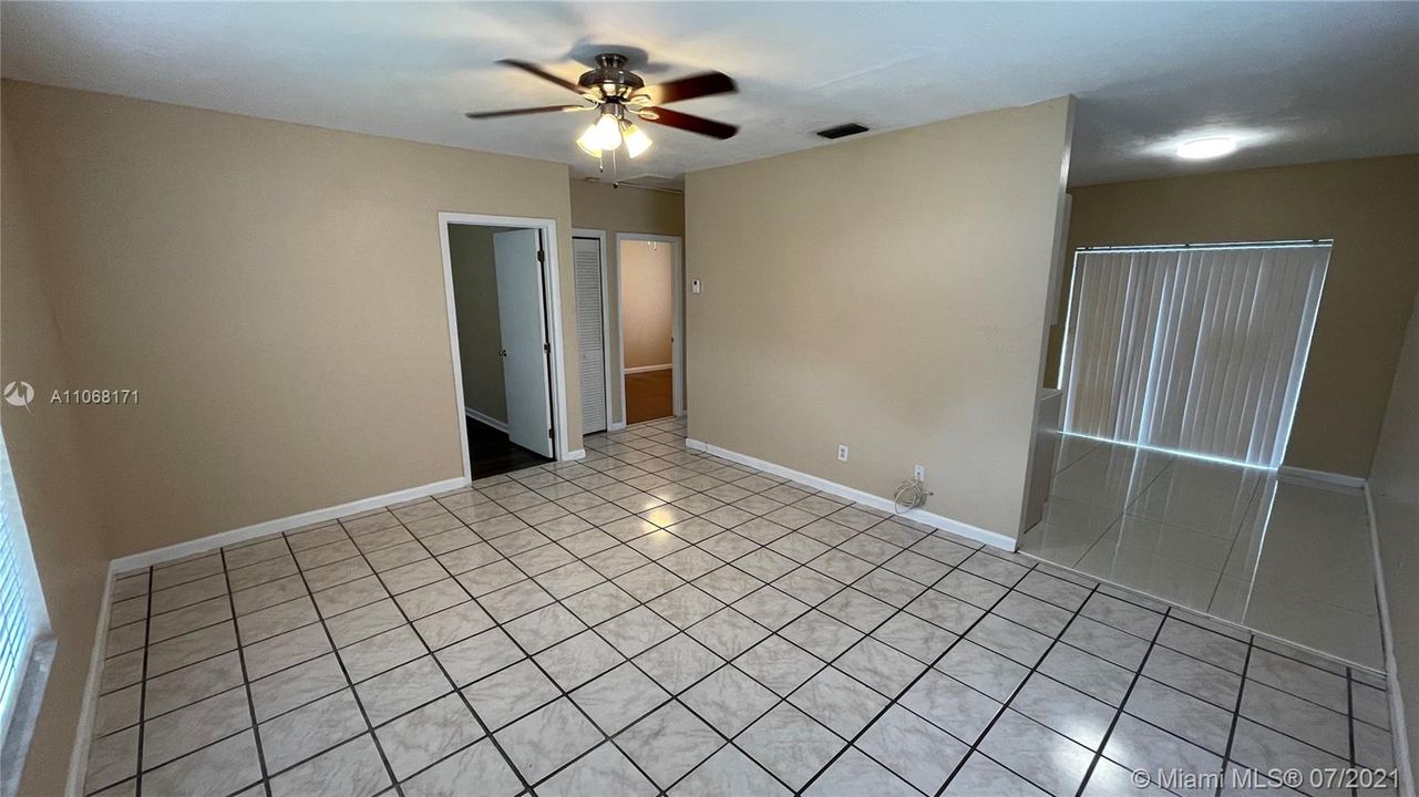 Recently Rented: $1,300 (2 beds, 1 baths, 810 Square Feet)