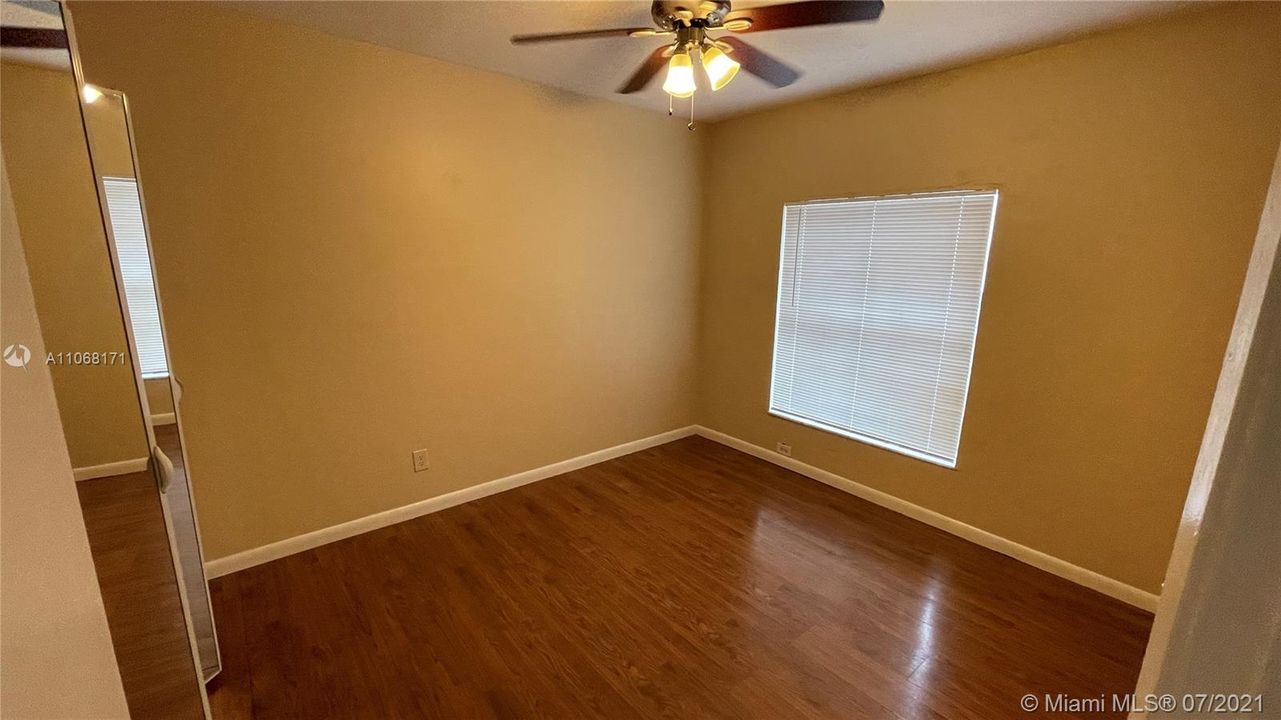 Recently Rented: $1,300 (2 beds, 1 baths, 810 Square Feet)