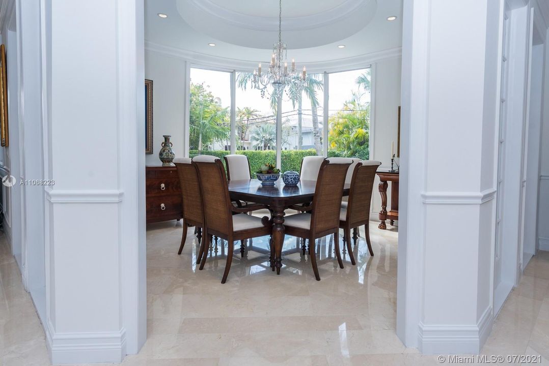 Recently Sold: $3,200,000 (6 beds, 6 baths, 4121 Square Feet)