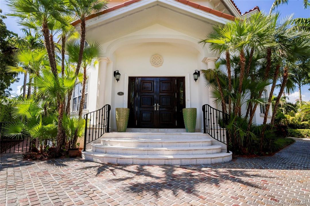 Recently Sold: $3,200,000 (6 beds, 6 baths, 4121 Square Feet)