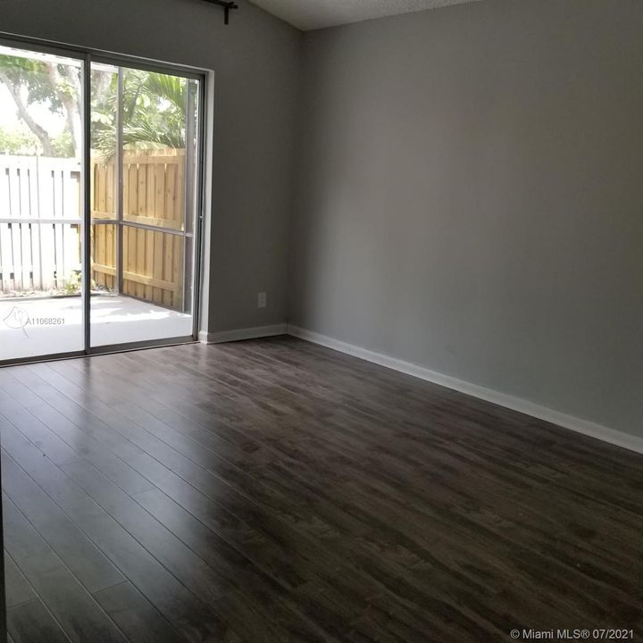 Recently Rented: $2,800 (3 beds, 2 baths, 974 Square Feet)