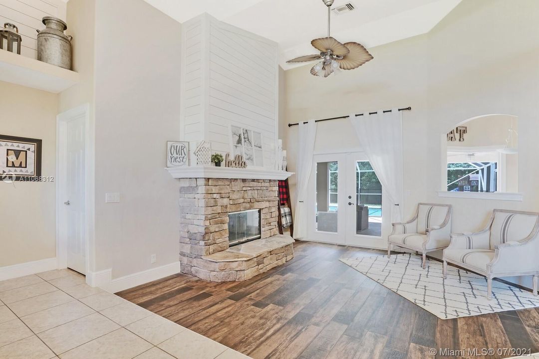 Foyer/Living Room