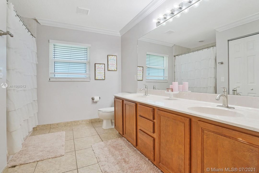 Full Guest Bathroom