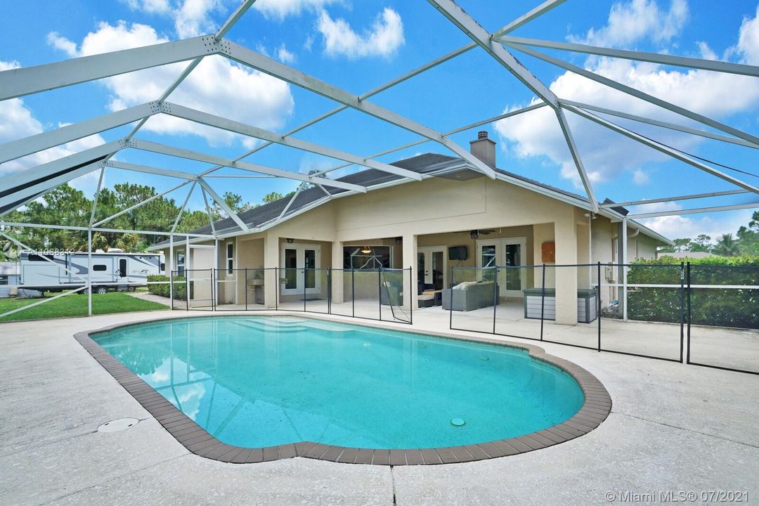 Screened-in Pool