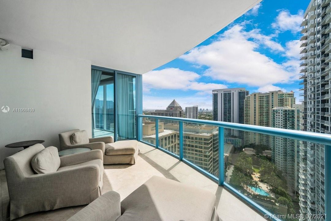 Recently Sold: $1,120,000 (2 beds, 3 baths, 2129 Square Feet)