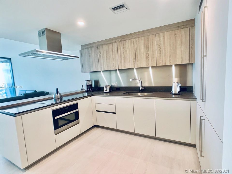 Recently Rented: $4,800 (1 beds, 1 baths, 737 Square Feet)