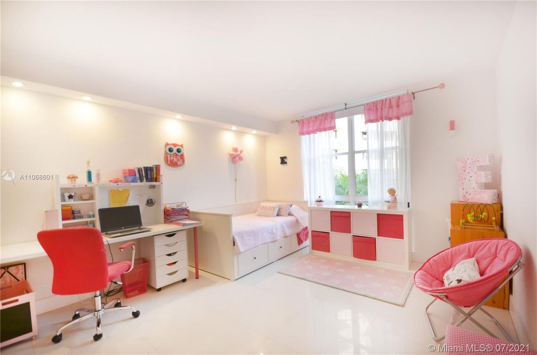 Recently Rented: $6,000 (3 beds, 2 baths, 1782 Square Feet)