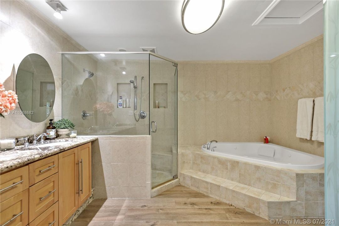 最近售出: $1,100,000 (5 贝兹, 2 浴室, 2480 平方英尺)