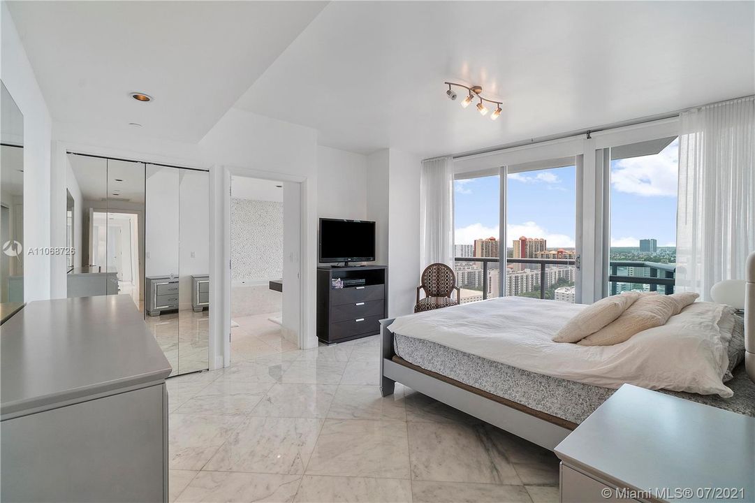 Recently Sold: $2,399,000 (3 beds, 3 baths, 1956 Square Feet)