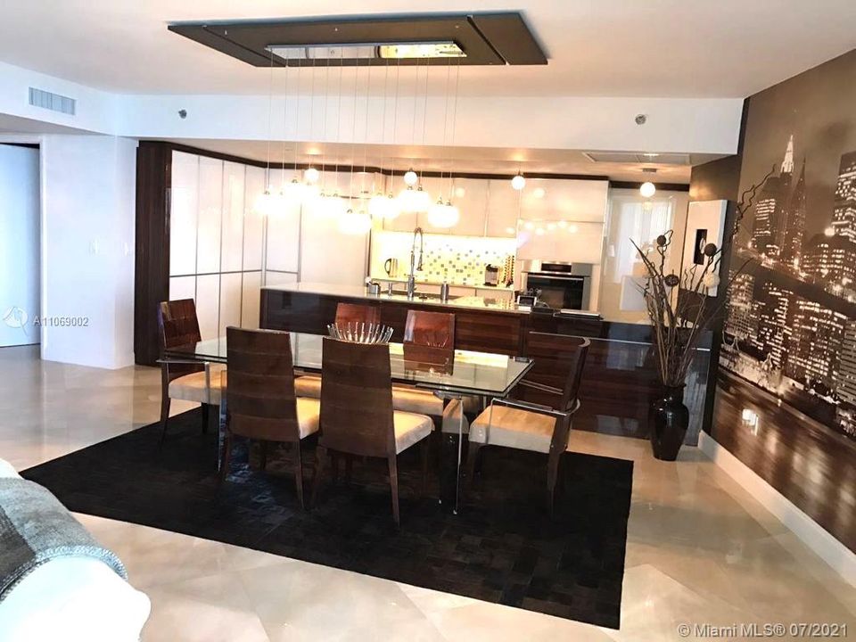 Recently Sold: $1,395,000 (2 beds, 2 baths, 1886 Square Feet)