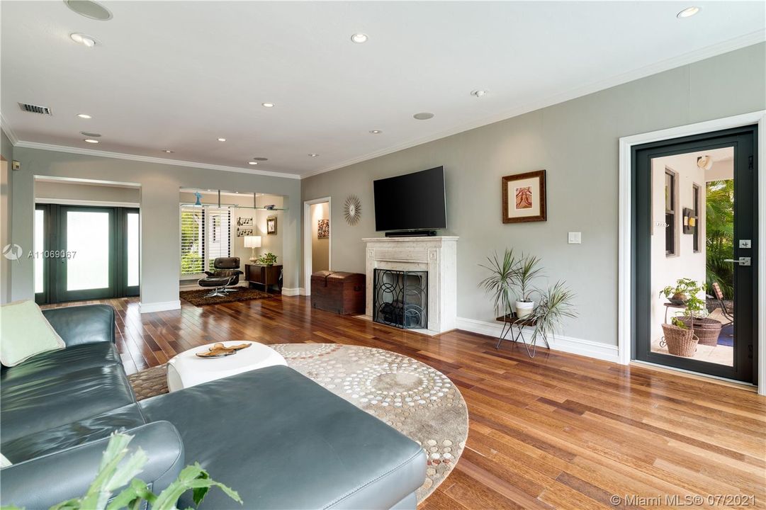 Recently Sold: $1,299,000 (3 beds, 2 baths, 2032 Square Feet)