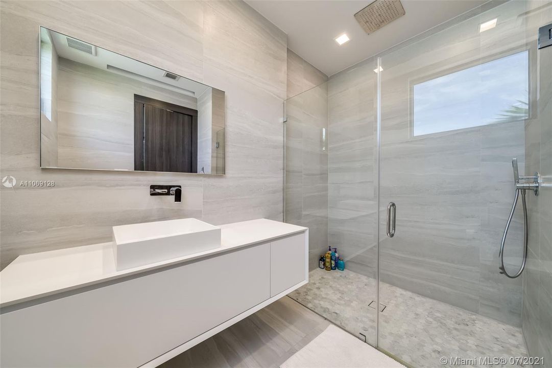 最近售出: $4,599,000 (5 贝兹, 5 浴室, 3614 平方英尺)