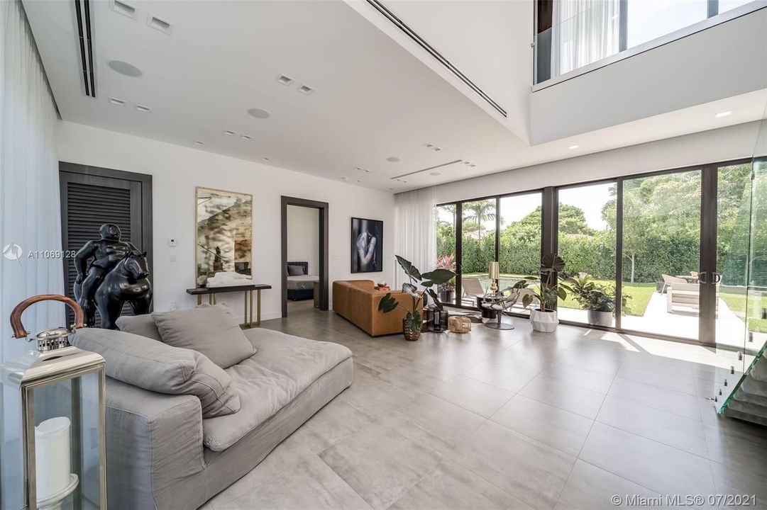 Recently Sold: $4,599,000 (5 beds, 5 baths, 3614 Square Feet)