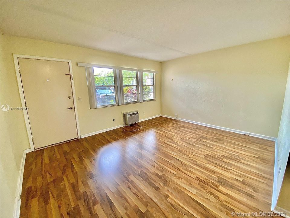 Recently Rented: $1,100 (1 beds, 1 baths, 685 Square Feet)