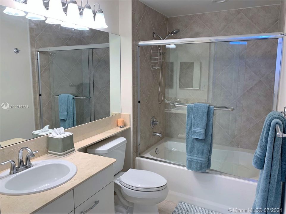 最近售出: $680,000 (2 贝兹, 2 浴室, 1220 平方英尺)