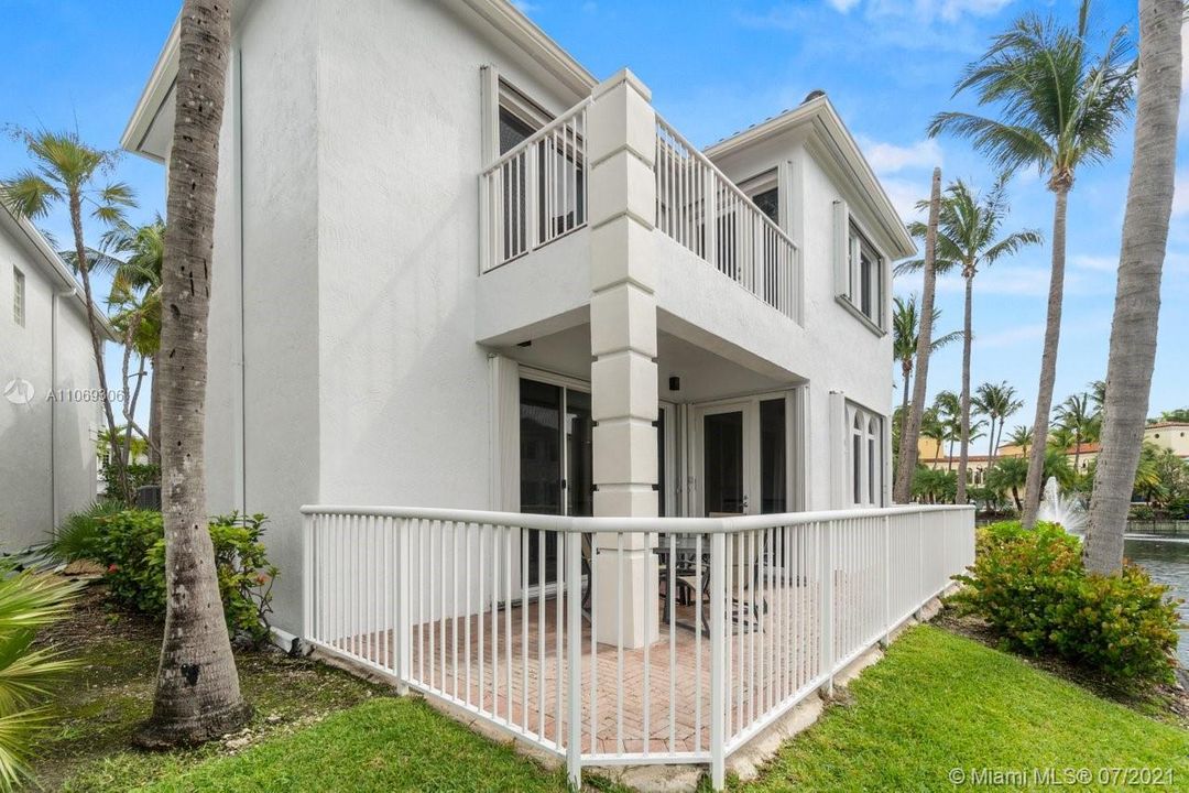 Recently Sold: $849,500 (4 beds, 3 baths, 2456 Square Feet)