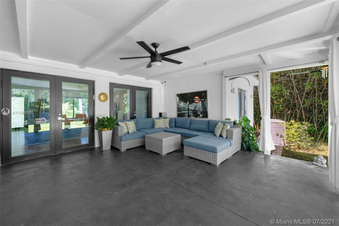 Recently Sold: $1,030,000 (3 beds, 2 baths, 1853 Square Feet)
