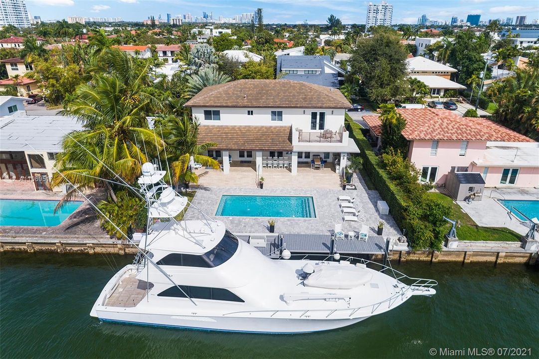 Recently Sold: $3,695,000 (5 beds, 4 baths, 3624 Square Feet)