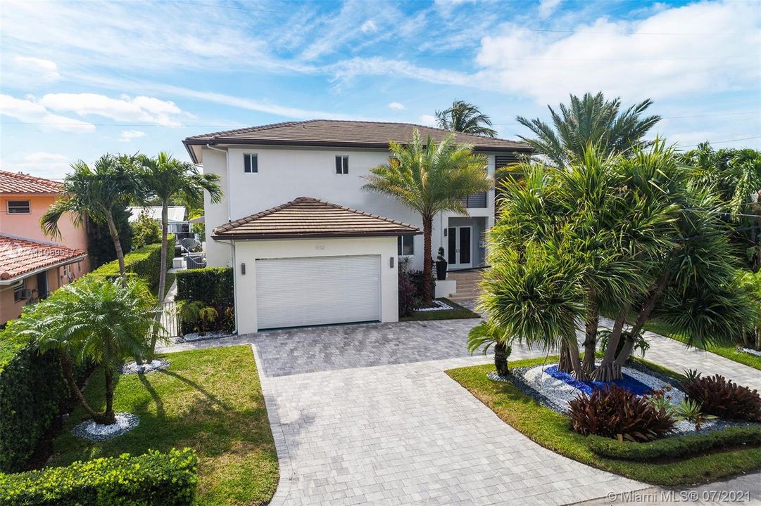 Recently Sold: $3,695,000 (5 beds, 4 baths, 3624 Square Feet)