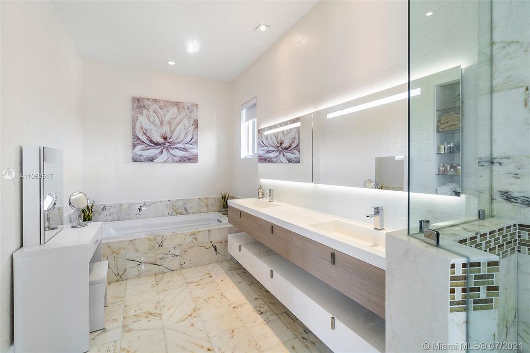 最近售出: $3,695,000 (5 贝兹, 4 浴室, 3624 平方英尺)