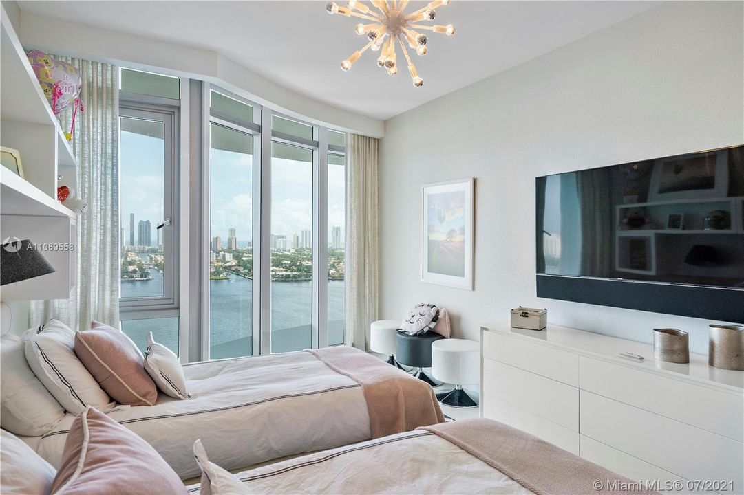 Recently Sold: $1,995,000 (2 beds, 2 baths, 2080 Square Feet)