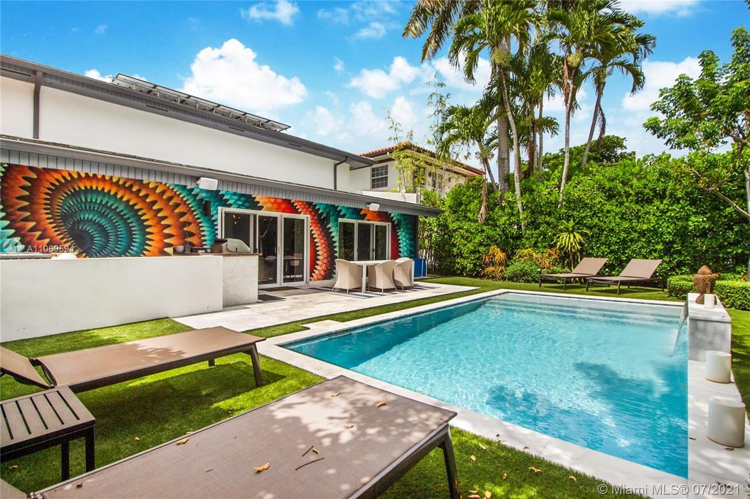 Recently Sold: $2,050,000 (3 beds, 3 baths, 2660 Square Feet)