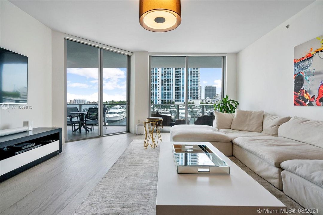 Recently Sold: $950,000 (2 beds, 2 baths, 1682 Square Feet)