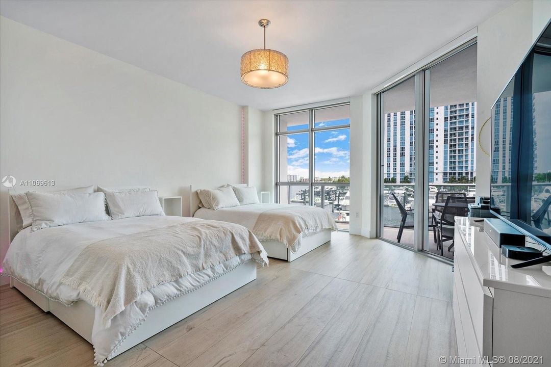 Recently Sold: $950,000 (2 beds, 2 baths, 1682 Square Feet)