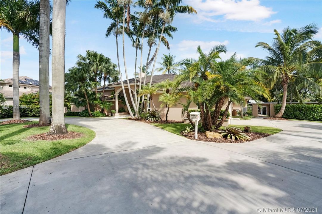 Recently Sold: $2,000,000 (4 beds, 3 baths, 3725 Square Feet)