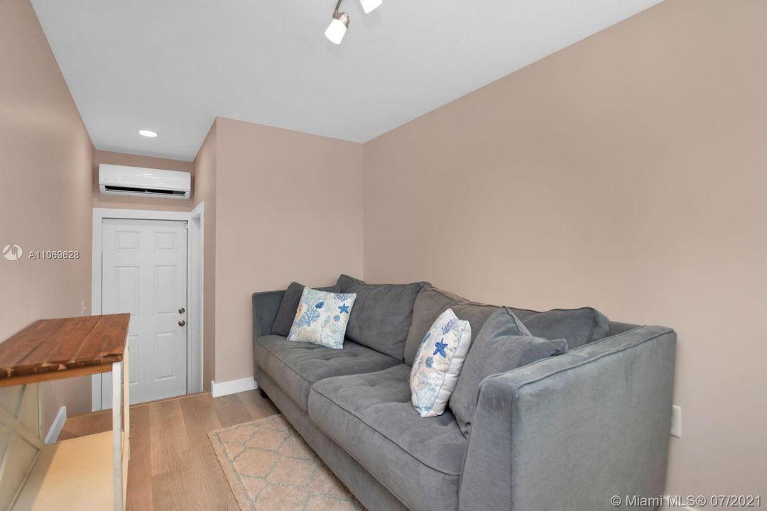 Recently Sold: $1,375,000 (2 beds, 2 baths, 1056 Square Feet)