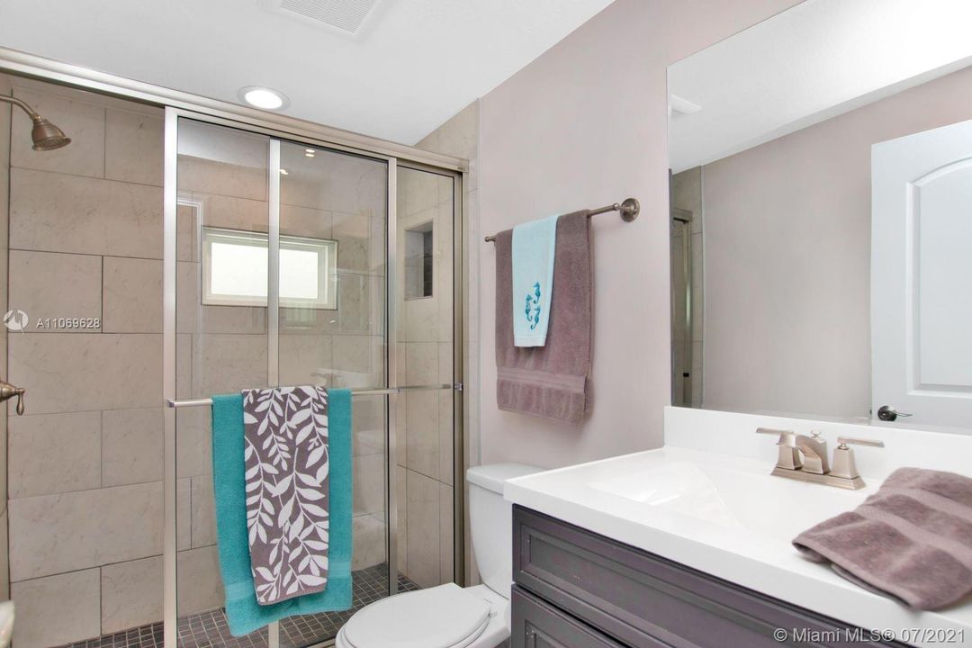 Recently Sold: $1,375,000 (2 beds, 2 baths, 1056 Square Feet)