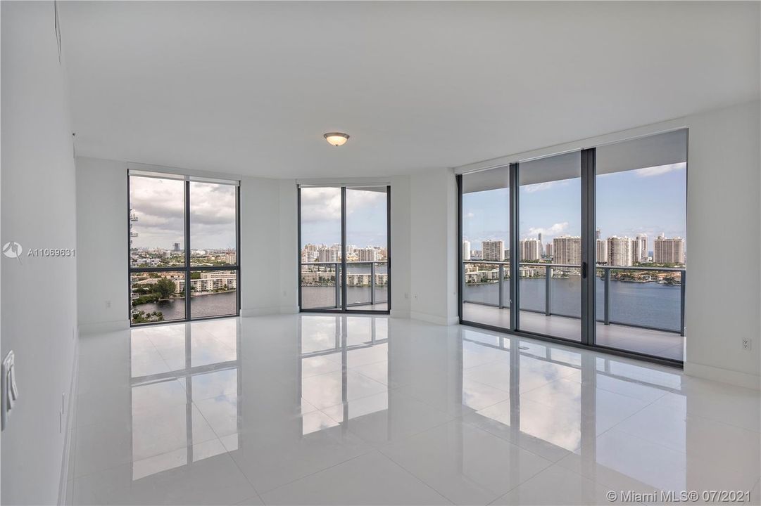 Recently Sold: $2,153,000 (3 beds, 3 baths, 2225 Square Feet)