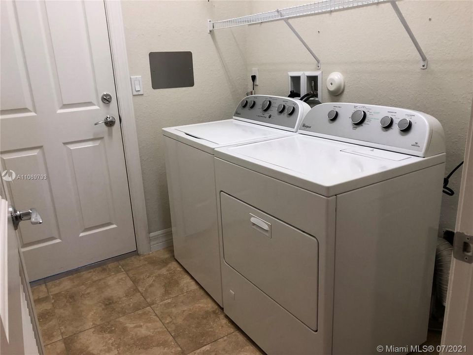 Recently Rented: $3,200 (3 beds, 2 baths, 1915 Square Feet)