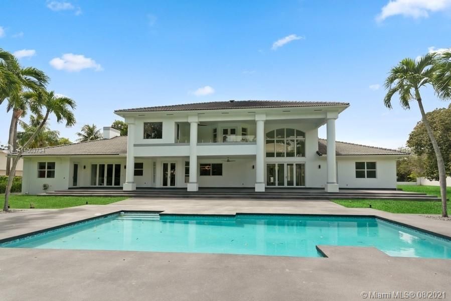 Recently Sold: $3,590,000 (6 beds, 5 baths, 6964 Square Feet)