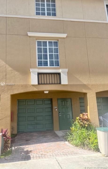 Recently Rented: $2,100 (1 beds, 1 baths, 859 Square Feet)