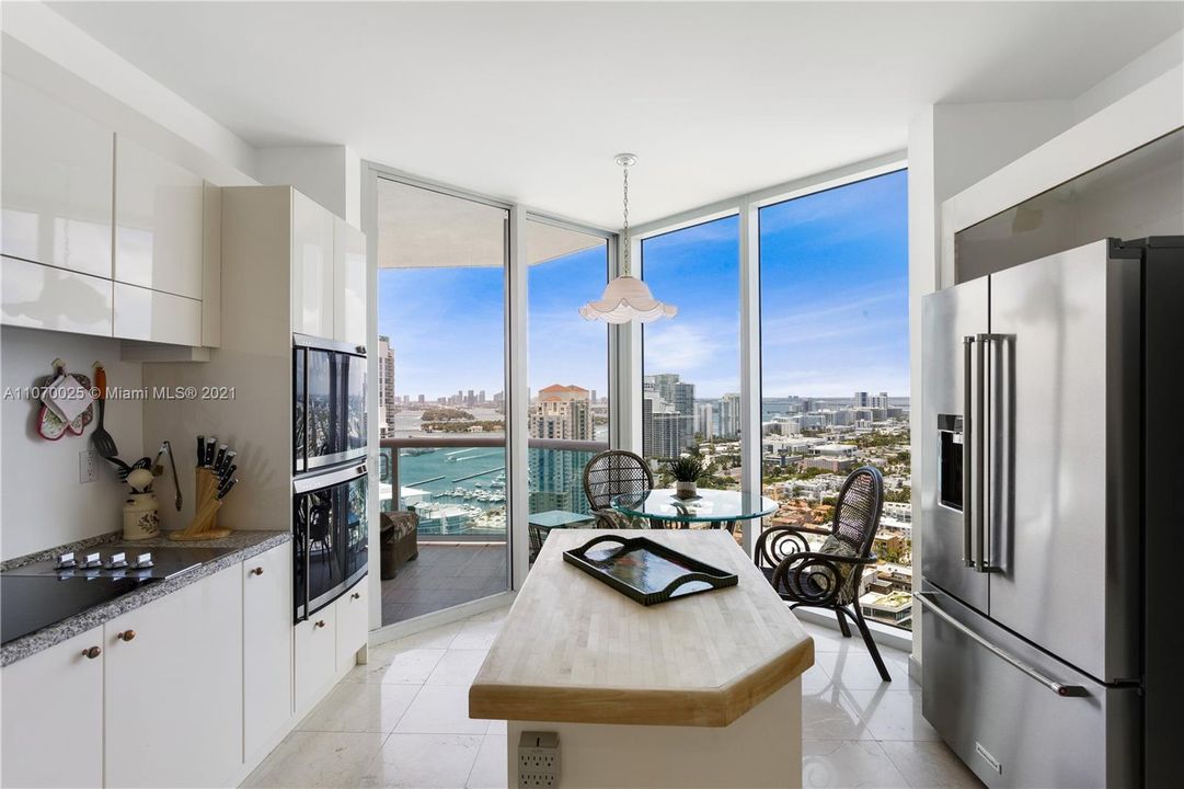 Recently Sold: $4,250,000 (3 beds, 2 baths, 2550 Square Feet)
