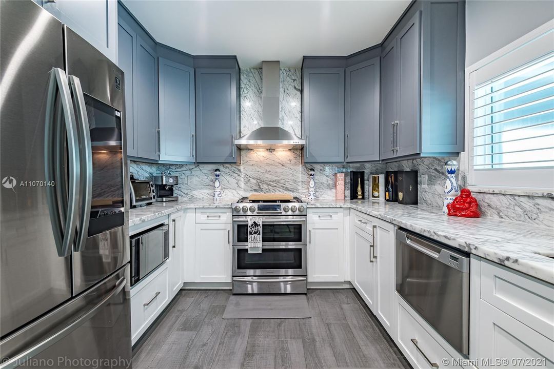 Recently Sold: $849,999 (3 beds, 2 baths, 1936 Square Feet)