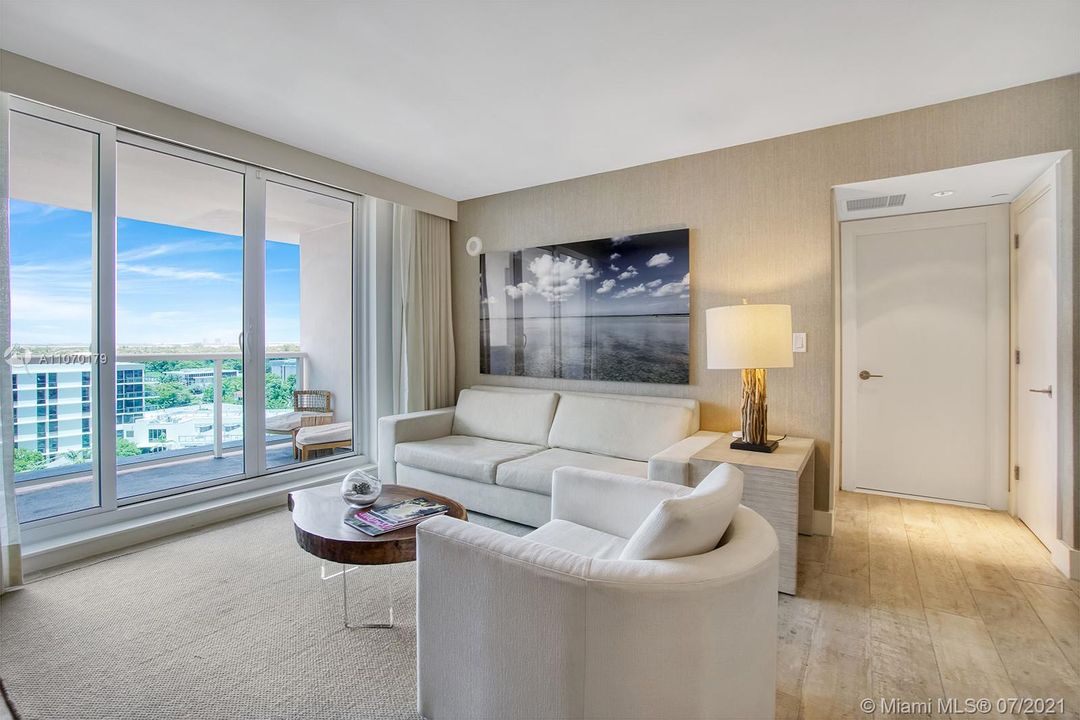 Recently Sold: $2,095,000 (2 beds, 2 baths, 1239 Square Feet)