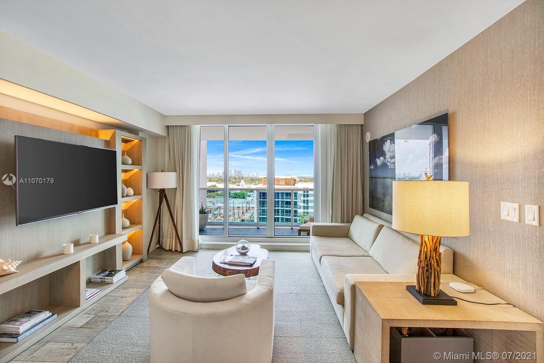 Recently Sold: $2,095,000 (2 beds, 2 baths, 1239 Square Feet)